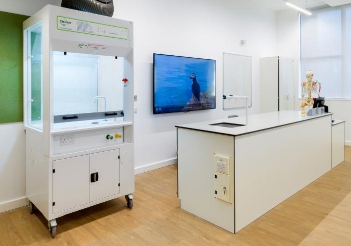 The docking station provides the SSR2000 fume cupboard with access to services such as water.